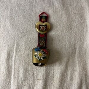 VTG Hand Painted Switzerland Souvenir Ceremonial Metal Cow Bell Tapestry Strap